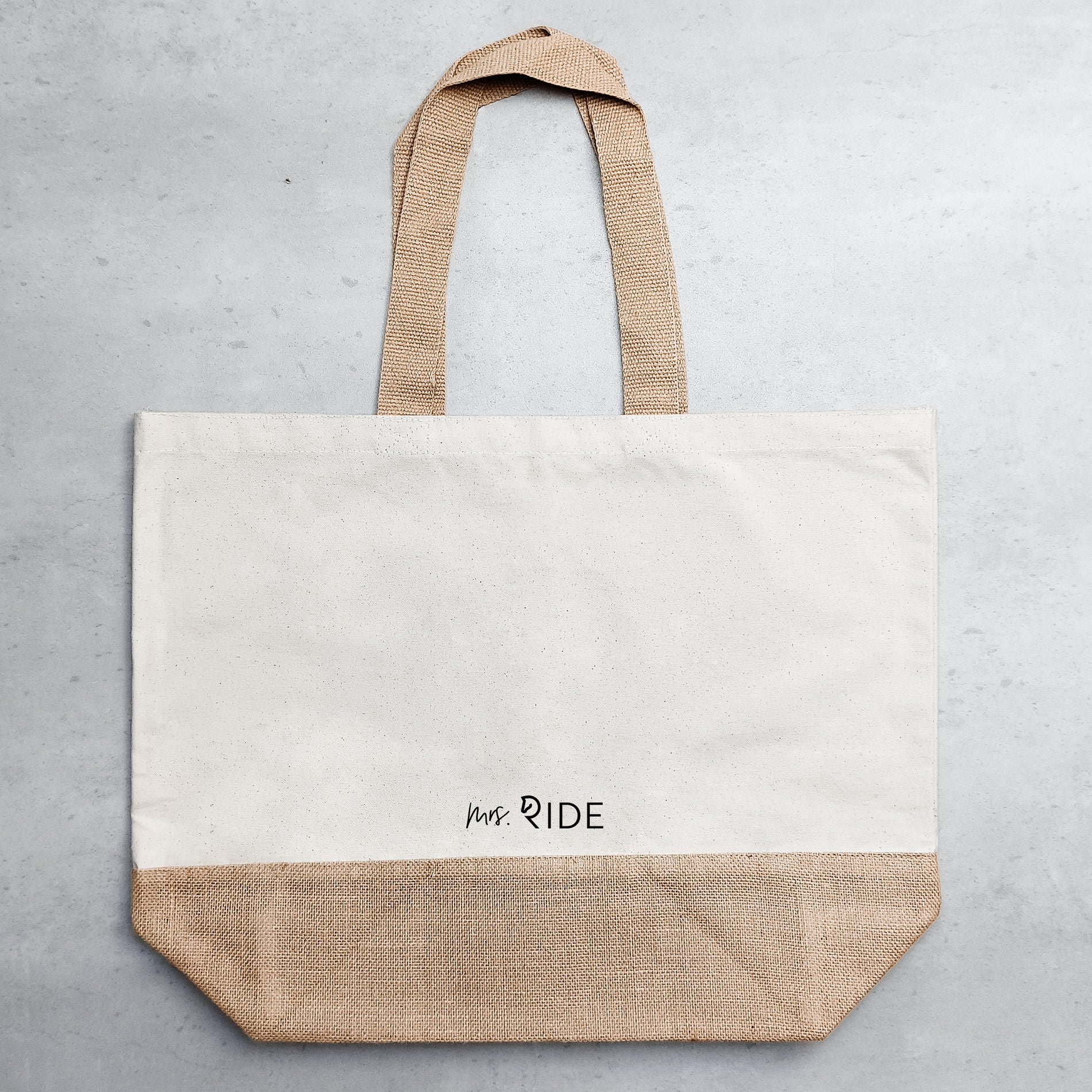 Helle Jutetasche auf grauem Untergrund